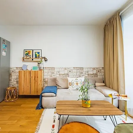 Tranquil Haven: Old Town Proximity