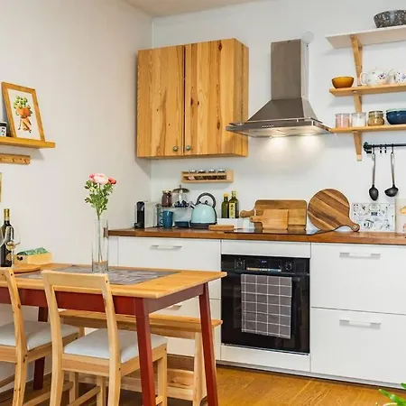 Tranquil Haven: Old Town Proximity Apartment *
