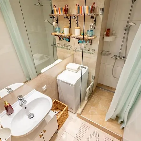 Tranquil Haven: Old Town Proximity Apartment *