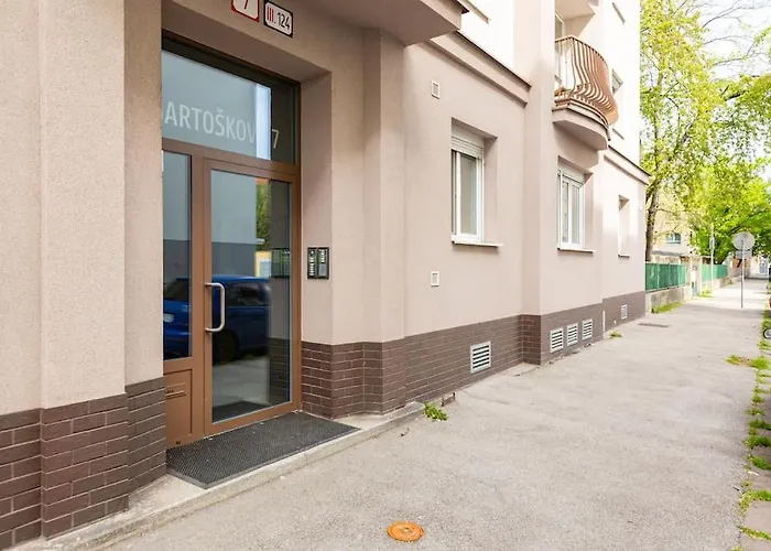 Tranquil Haven: Old Town Proximity Братислава