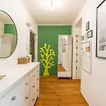 Tranquil Haven: Old Town Proximity דירה *