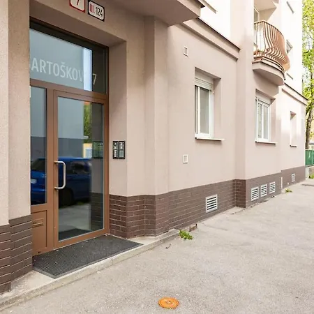 Tranquil Haven: Old Town Proximity ברטיסלאבה